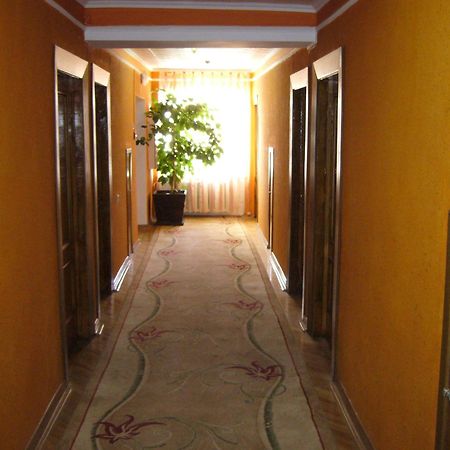 Hotel Profspilkovyi Loetsk Buitenkant foto