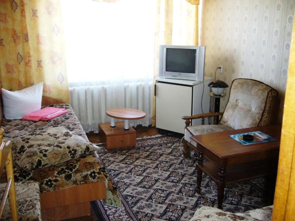 Hotel Profspilkovyi Loetsk Buitenkant foto