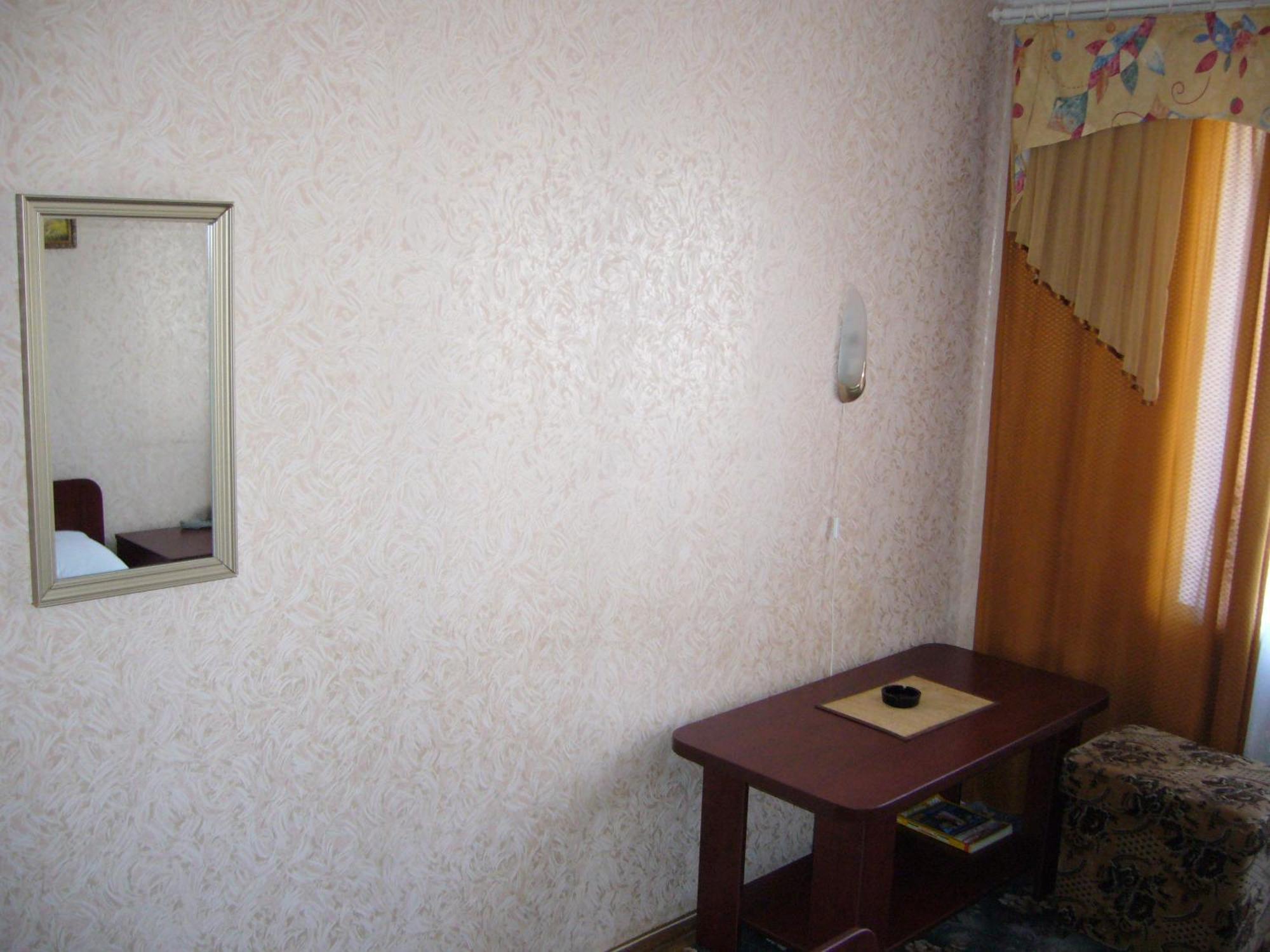 Hotel Profspilkovyi Loetsk Buitenkant foto