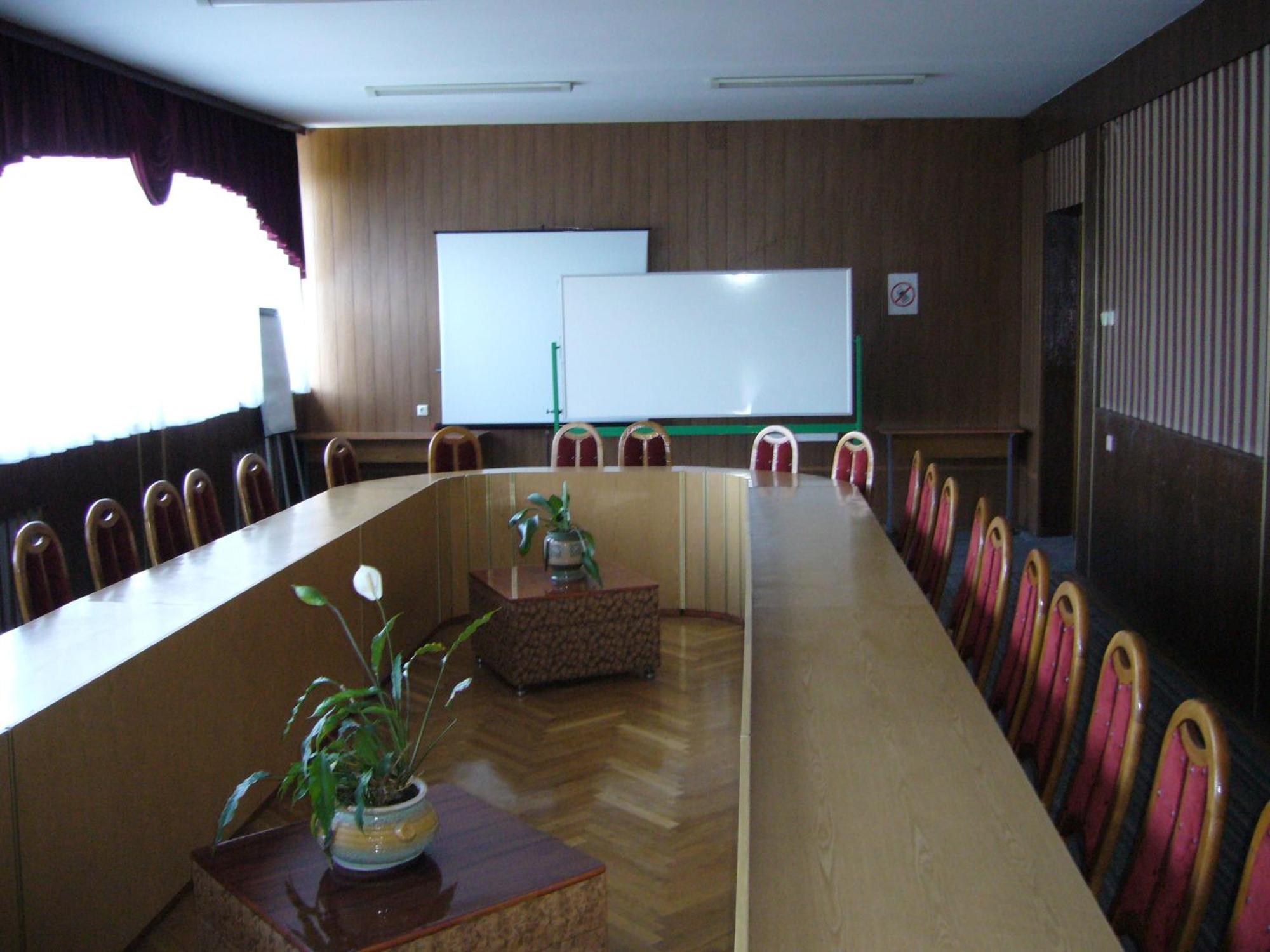 Hotel Profspilkovyi Loetsk Buitenkant foto