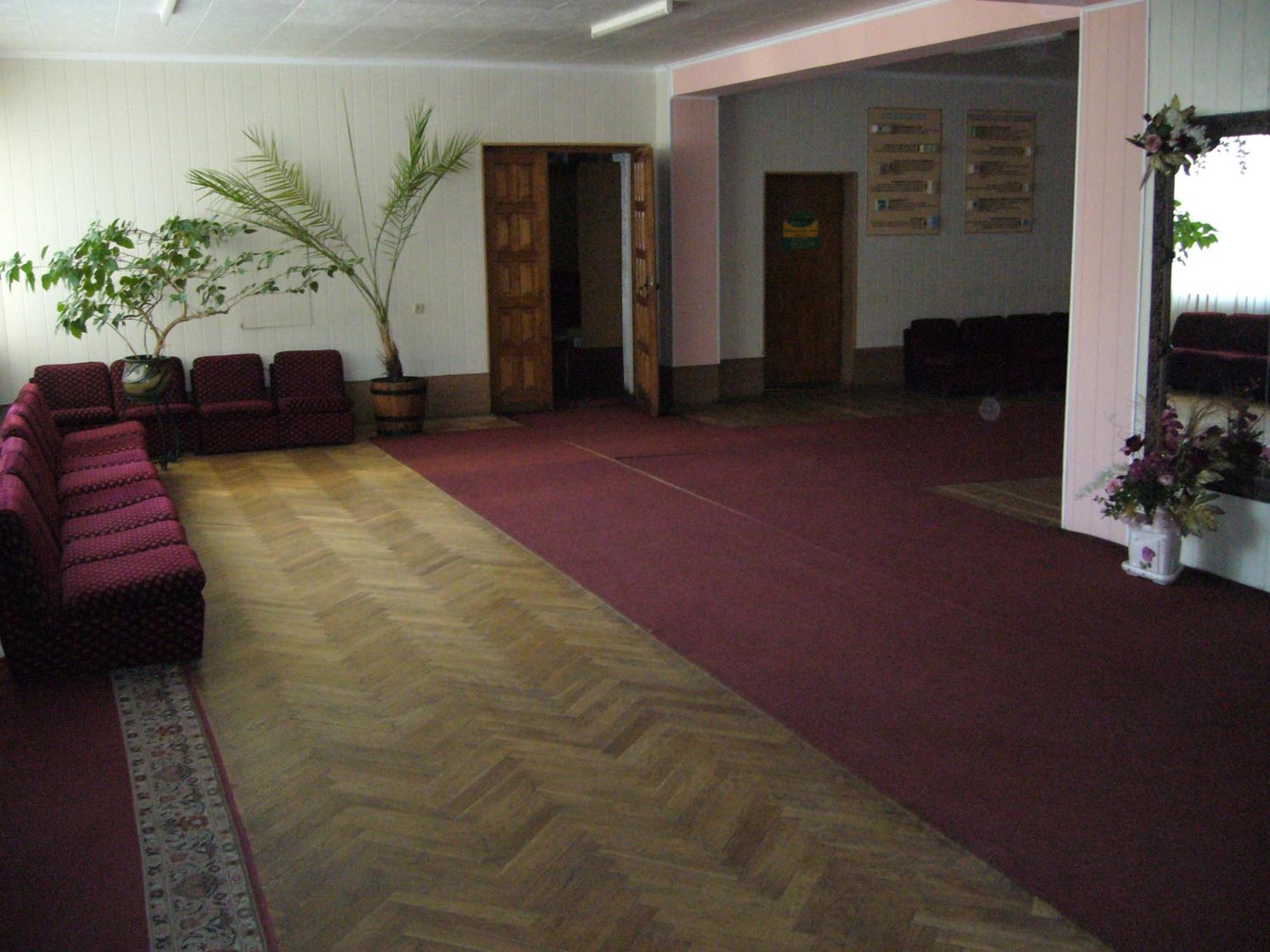 Hotel Profspilkovyi Loetsk Buitenkant foto
