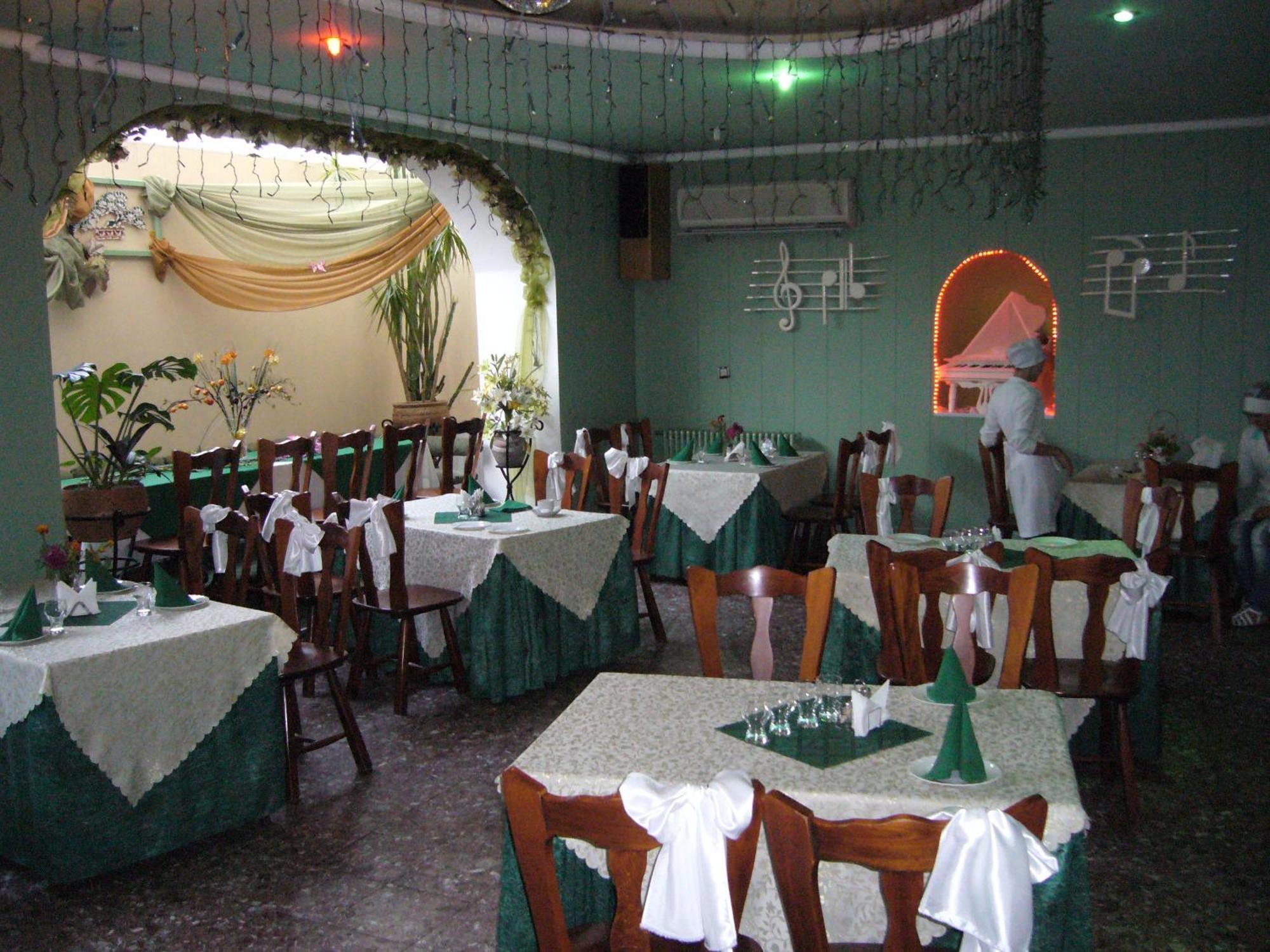 Hotel Profspilkovyi Loetsk Buitenkant foto